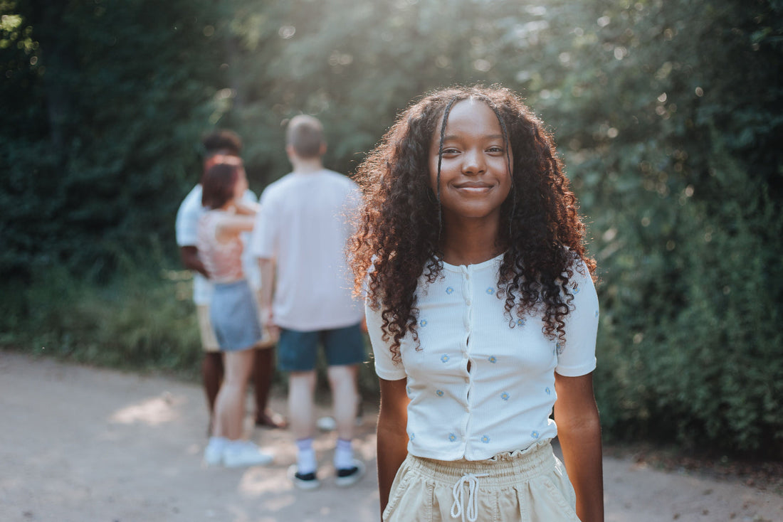 Adolescente souriante : bien choisir sa culotte menstruelle pour les premières règles