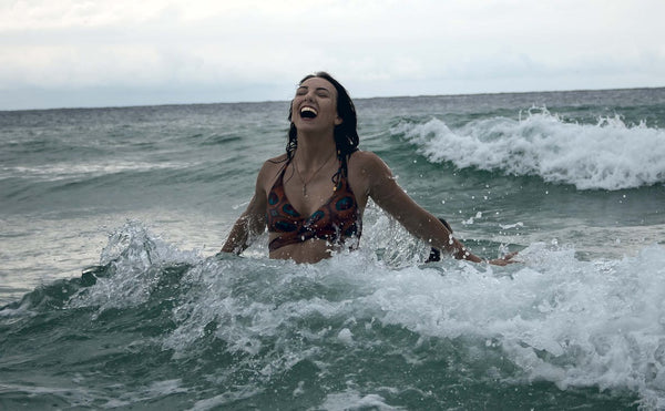 Femme heureuse de se baigner dans la mer