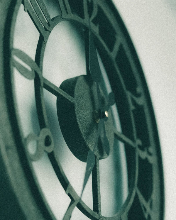 Horloge murale, symbole des heures de protection