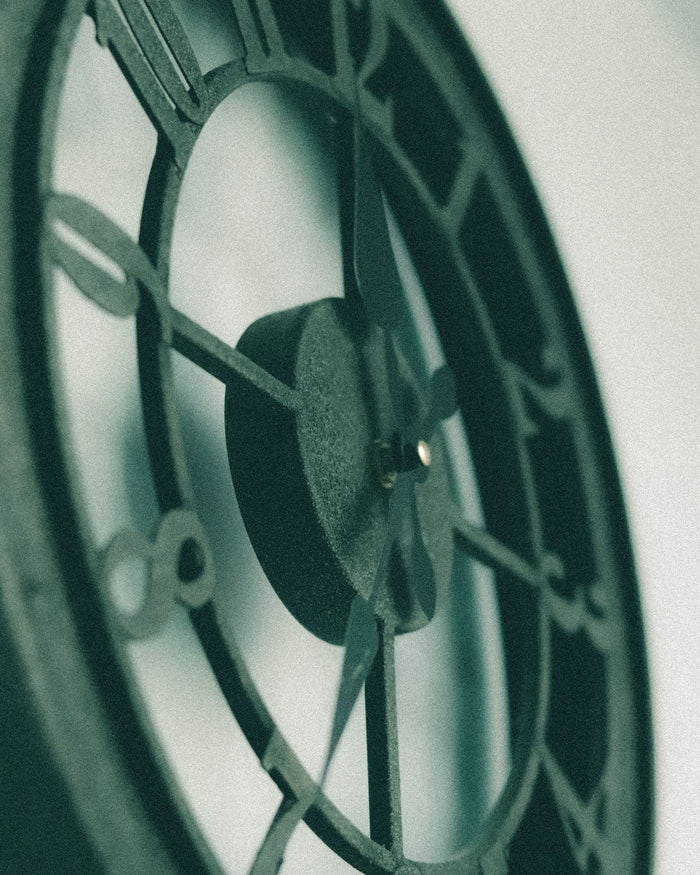 Horloge murale, symbole des heures de protection