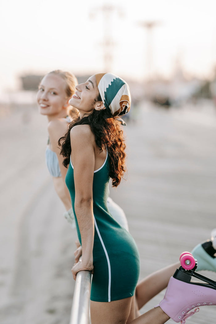 Deux jeunes femmes souriantes en bord de mer