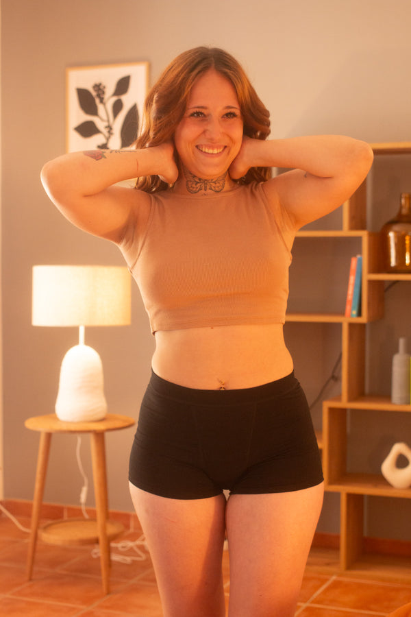 Boxer menstruel Ease porté dans un salon, lampe allumée